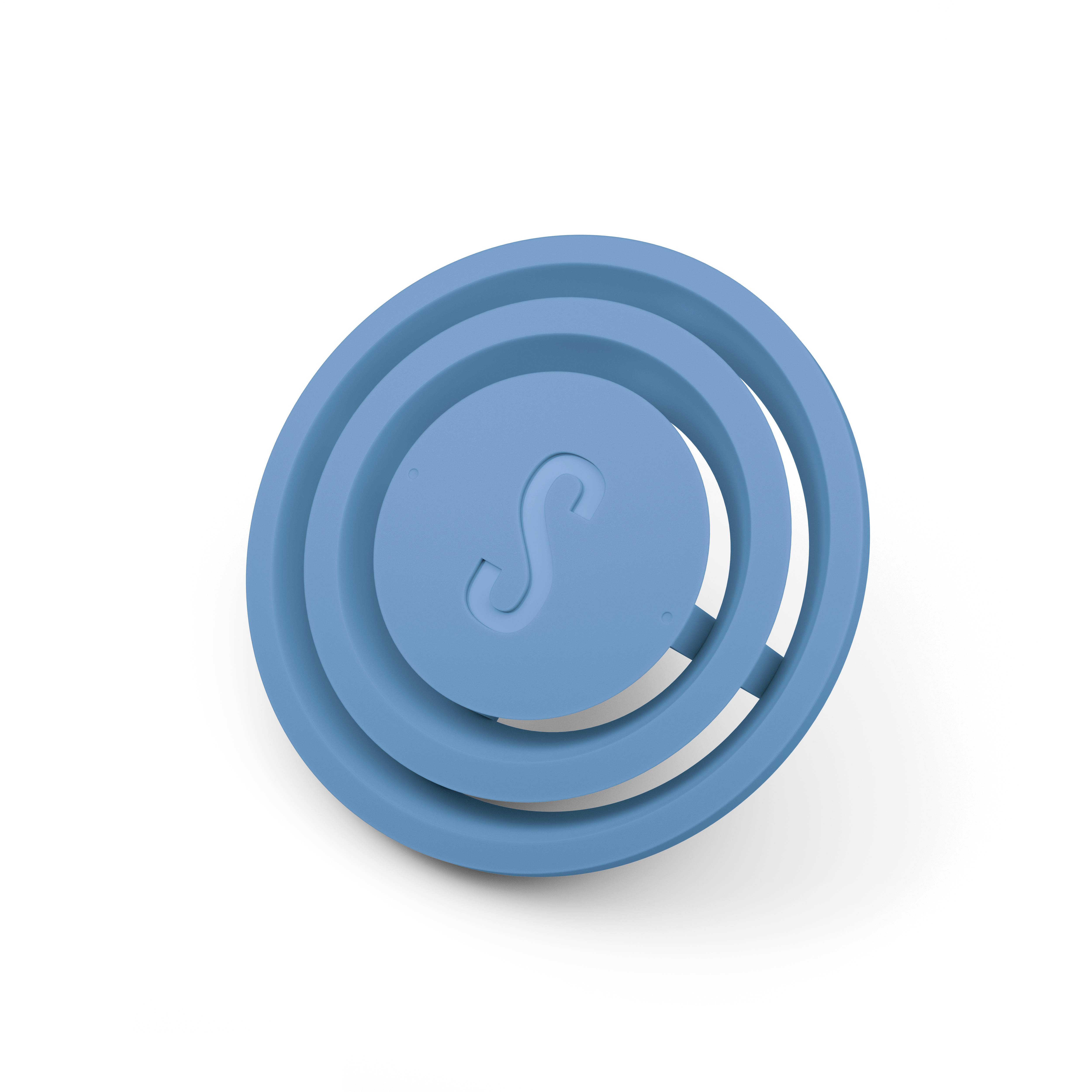 Ein blauer, runder Gegenstand mit spiralförmigem Design und einem eingravierten 'S' in der Mitte, auf weißem Hintergrund.