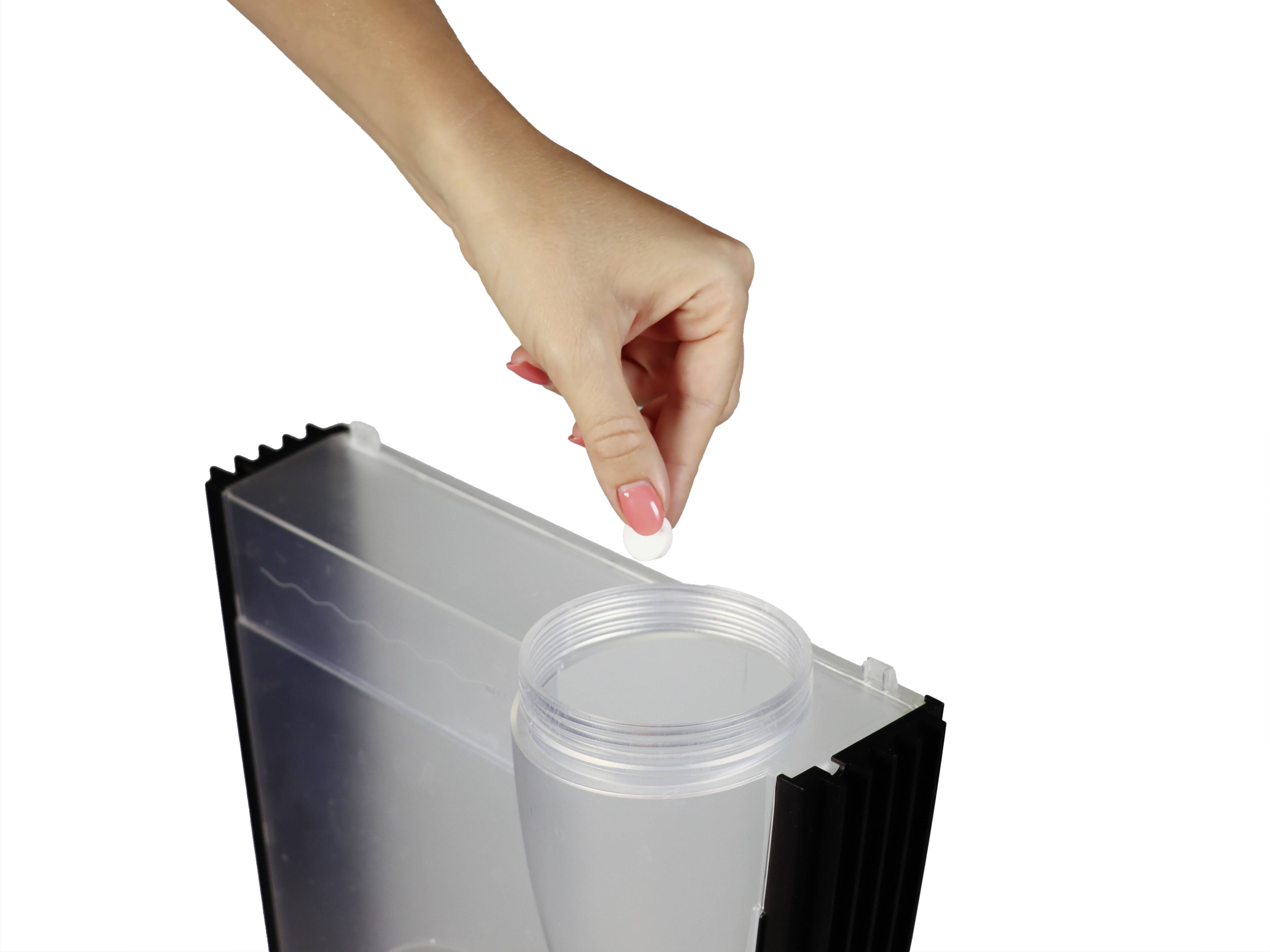 'Eine Hand hält eine Tablette über einen großen Wasserfilterbehälter, bereit zum Einlegen.'