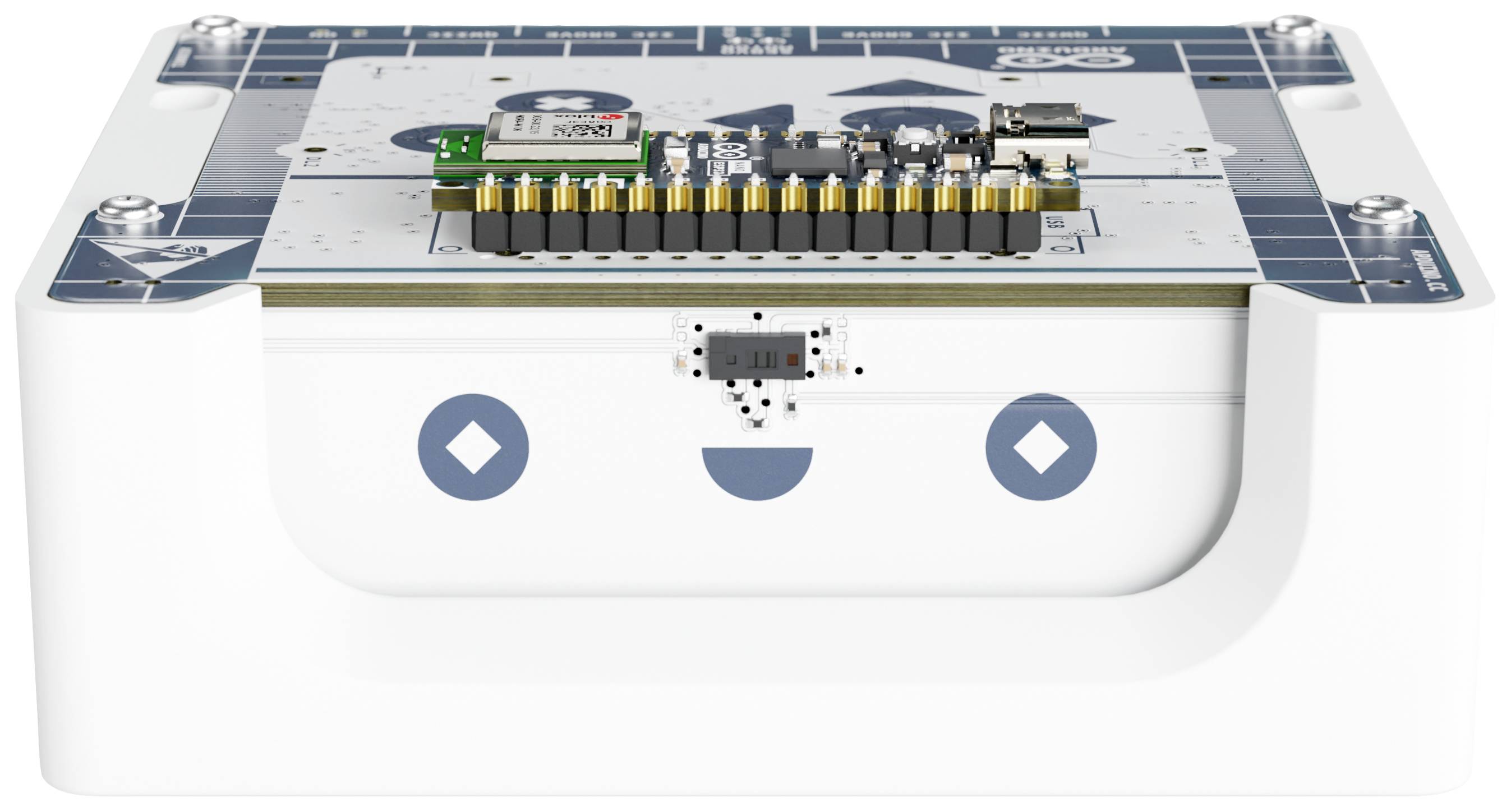 Ein elektronisches Gerät mit Leiterplatte und mehreren Pins, montiert auf einem weißen Gehäuse. Oberseite zeigt Markierungen und Kontrollenlemente.