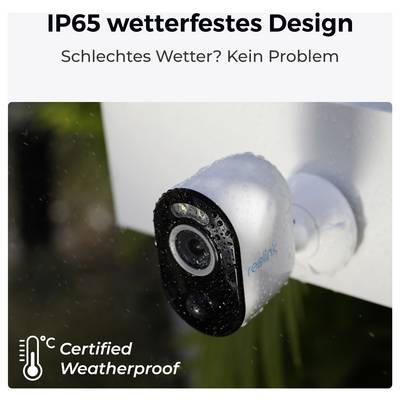 Eine Sicherheitskamera mit der Aufschrift "reolink", die im Freien montiert ist und vom Regen nass ist. Text lautet: "IP65 wetterfestes Design. Schlechtes Wetter? Kein Problem. Zertifiziert wetterfest."