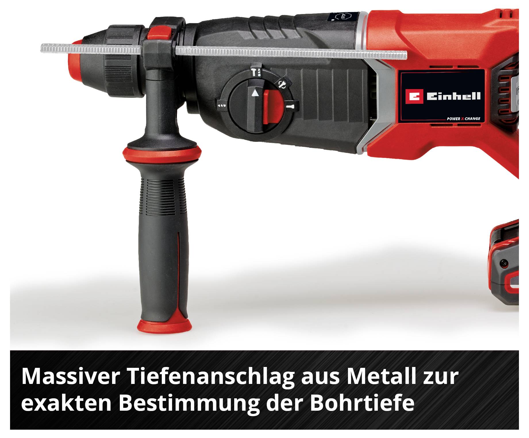 Bohrmaschine mit rotem und schwarzem Gehäuse. Text auf dem Bild: 'Massiver Tiefenanschlag aus Metall zur exakten Bestimmung der Bohrtiefe'.
