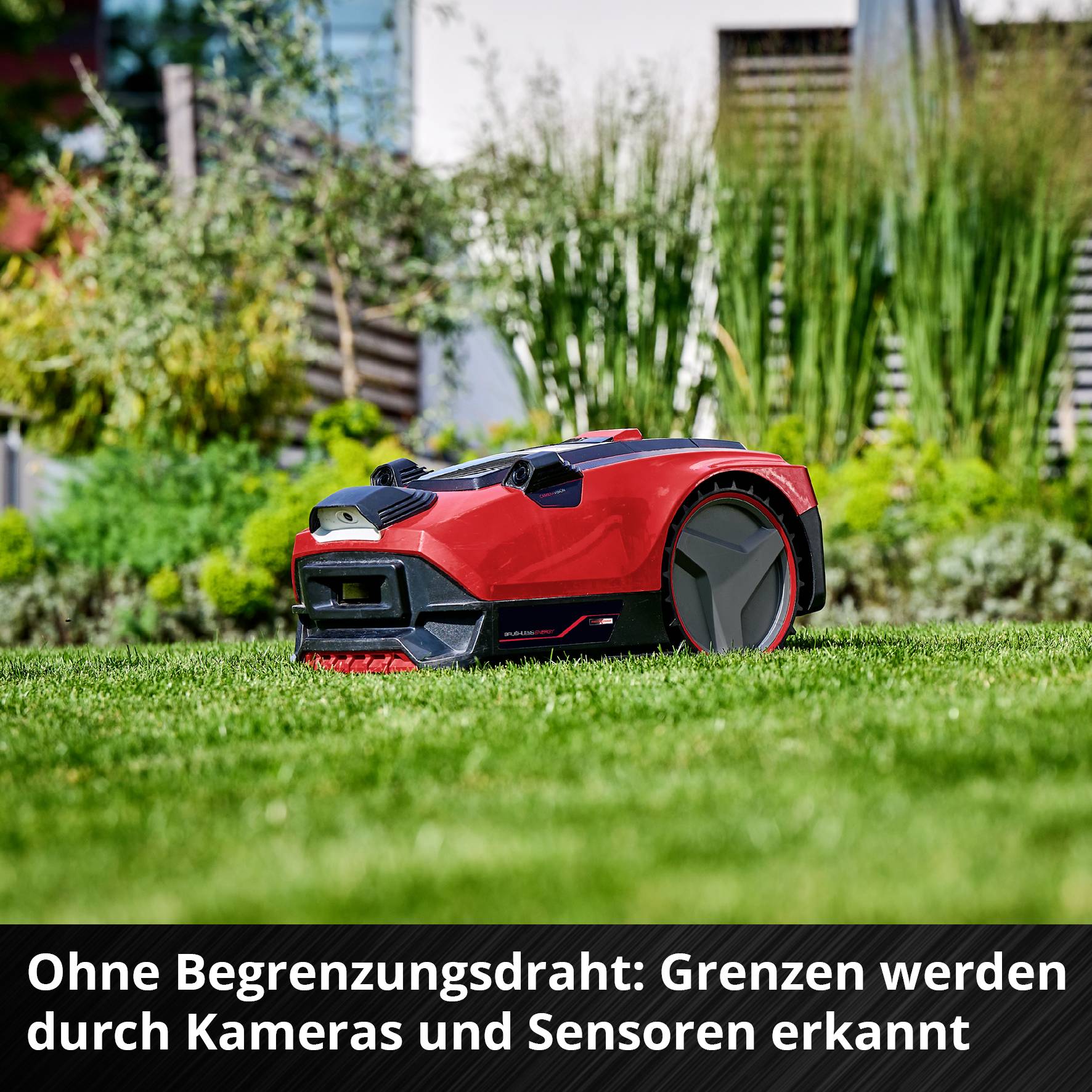 Ein roter Mähroboter auf einem Rasen. Text unten: 'Ohne Begrenzungsdraht – Grenzen werden durch Kameras und Sensoren erkannt'.