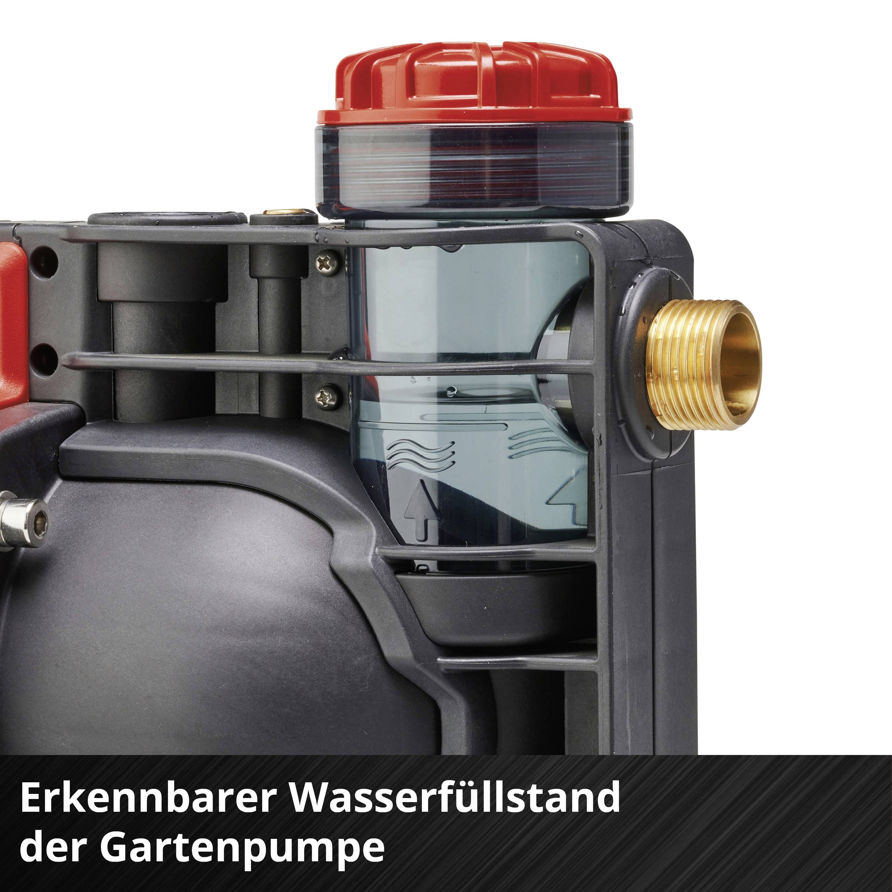 Ein Abschnitt einer Gartenwasserpumpe mit sichtbarem Wasserfüllstand. Oben ist ein roter Deckel erkennbar, rechts ein Messinganschluss.