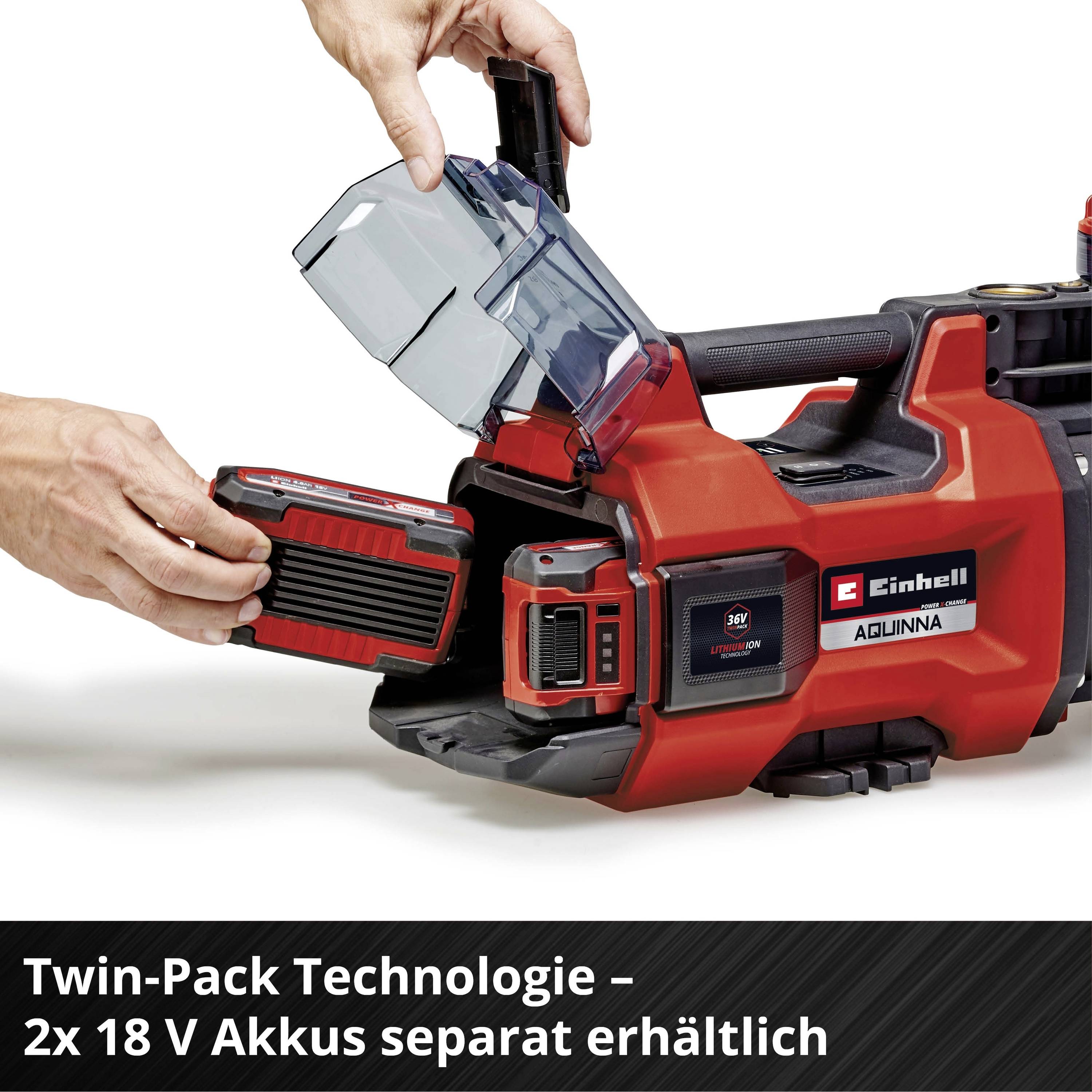 Eine Person zeigt die Funktion des Akkuschachts eines roten Geräts. Text am Bildrand: 'Twin-Pack Technologie – 2x 18 V Akkus separat erhältlich'.