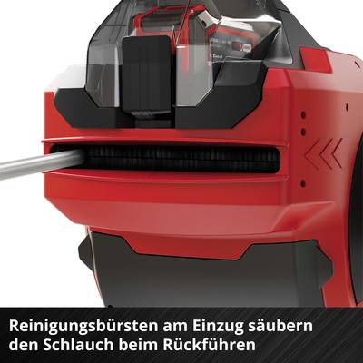 'Reinigungsbürsten am Einzug säubern den Schlauch beim Rückführen.' Ein roter Kunststoffkäfig mit integriertem Schlauch in Aktion.
