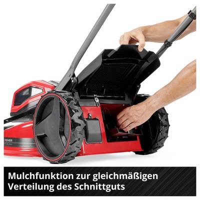Roter Rasenmäher mit geöffneter Mulchklappe; Hände zeigen das Einsetzen des Mulchstopfens. Text: 'Mulchfunktion zur gleichmäßigen Verteilung des Schnittguts'.