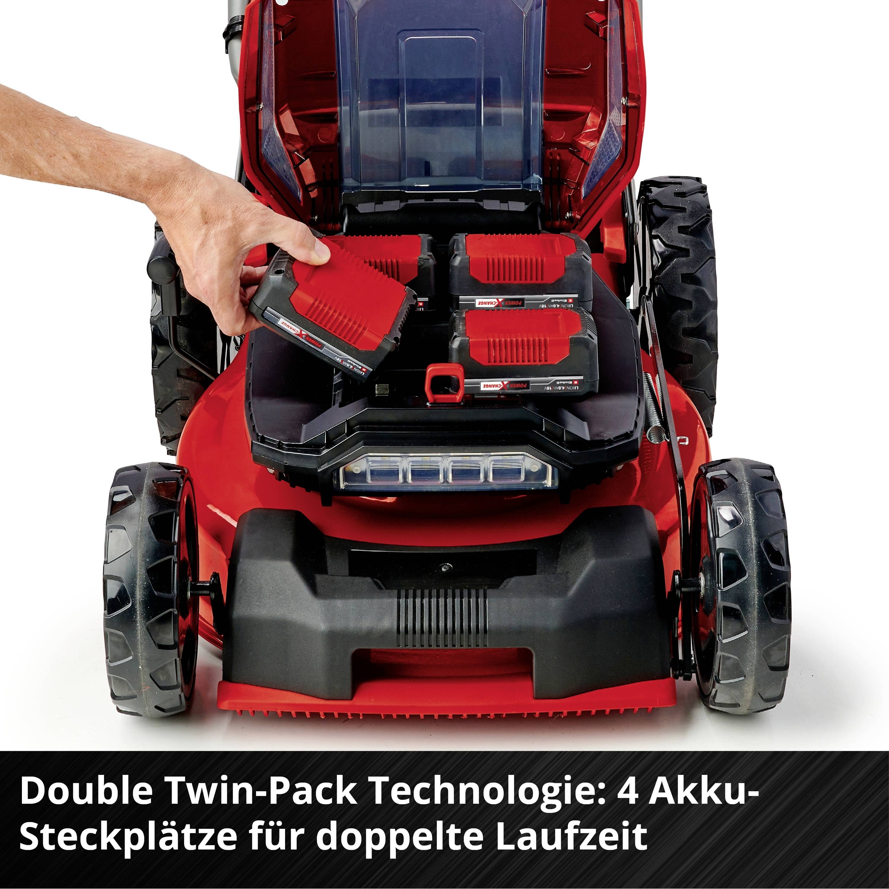 Roter Rasenmäher mit vier austauschbaren Akkus vorne. Hand hält einen Akku. Text: 'Double Twin-Pack Technologie: 4 Akku-Steckplätze für doppelte Laufzeit'.
