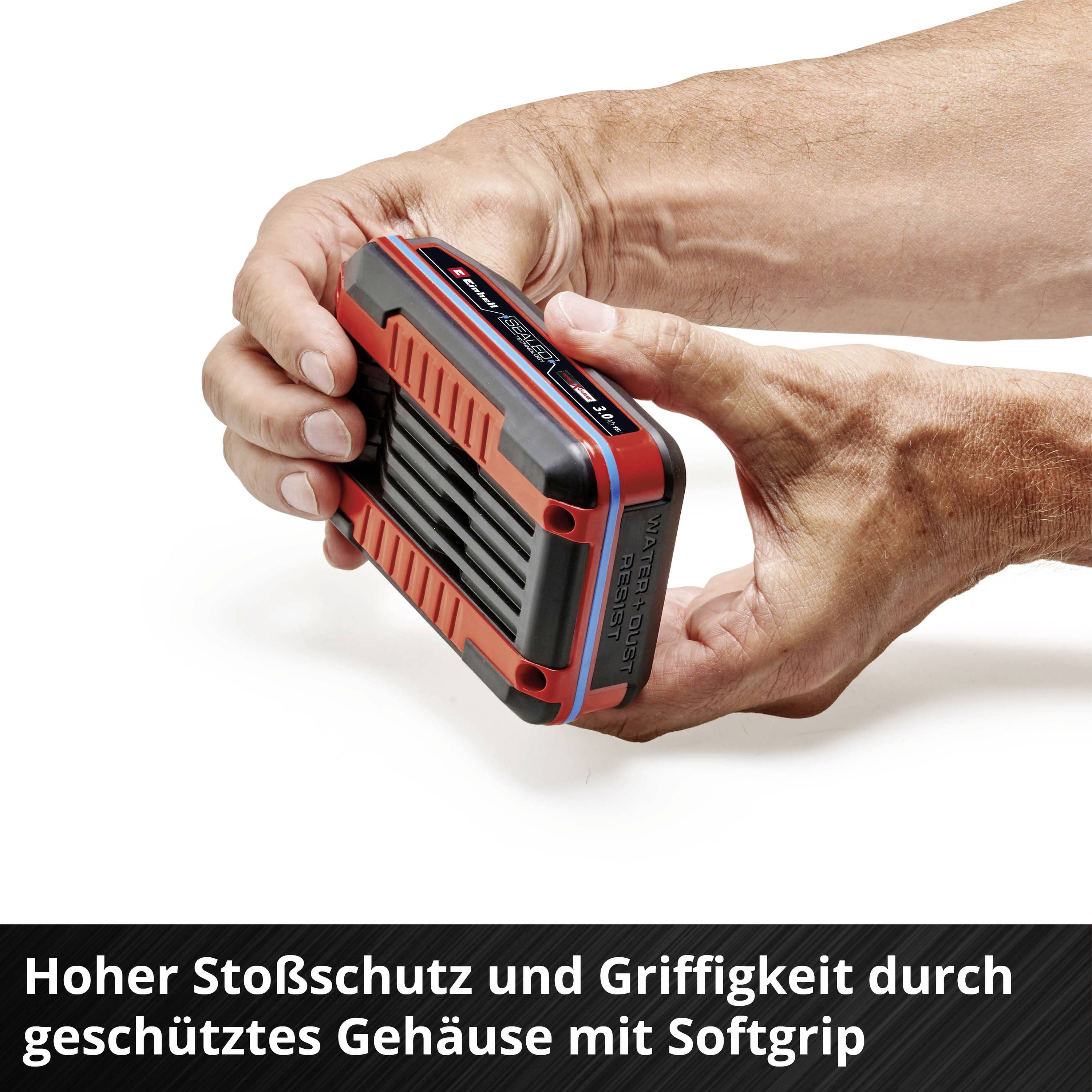 Eine Person hält ein elektronisches Gerät mit einem rot-schwarzen Gehäuse. Darunter steht: 'Hoher Stoßschutz und Griffigkeit durch geschütztes Gehäuse mit Softgrip'.