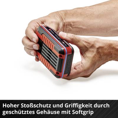 Hand hält ein rot-schwarzes Werkzeuggerät. Untertitel: 'Hoher Stoßschutz und Griffigkeit durch geschütztes Gehäuse mit Softgrip'.