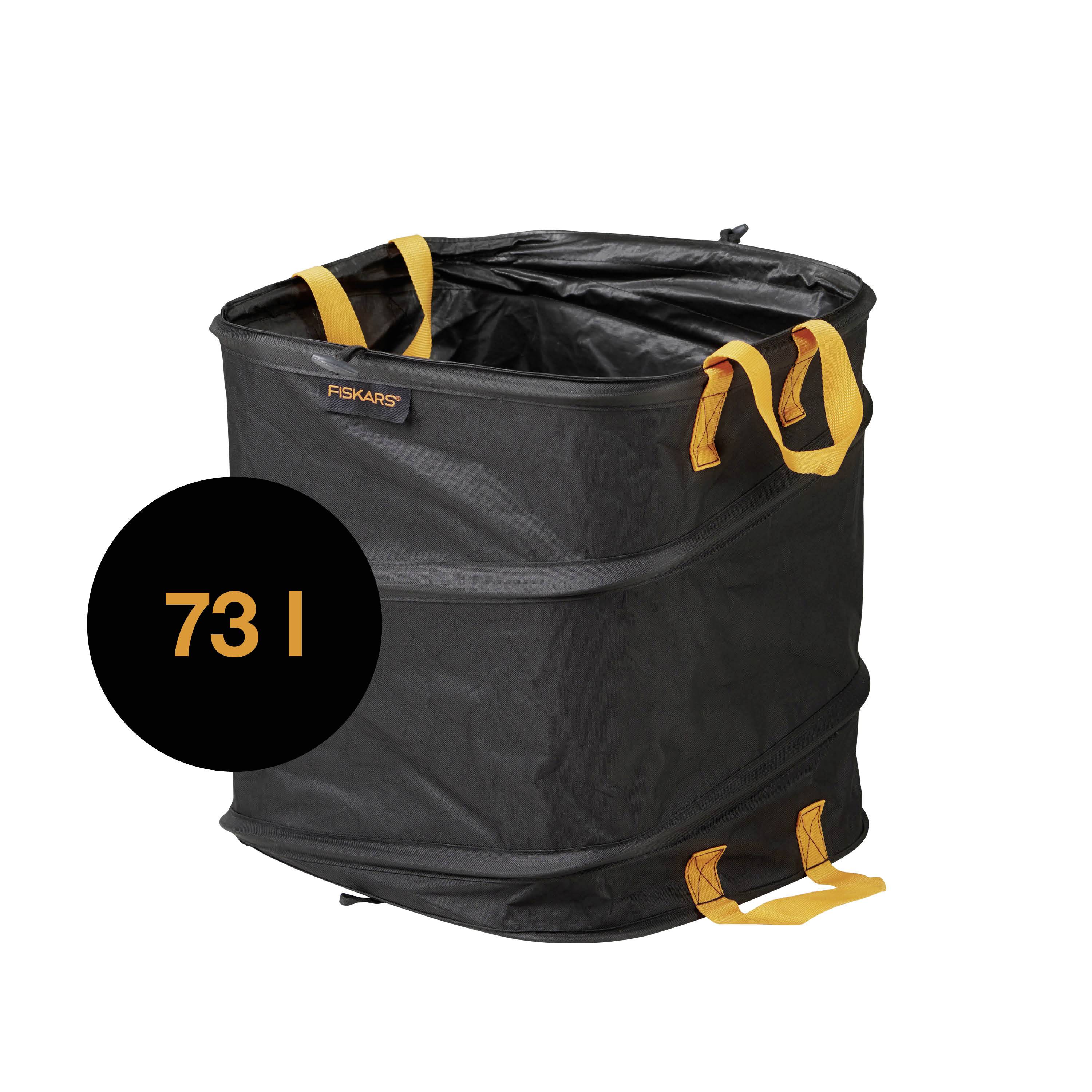 Ein schwarzer Gartensack mit orangefarbenen Griffen, Fassungsvermögen '73 l', abgebildet vor weißem Hintergrund.