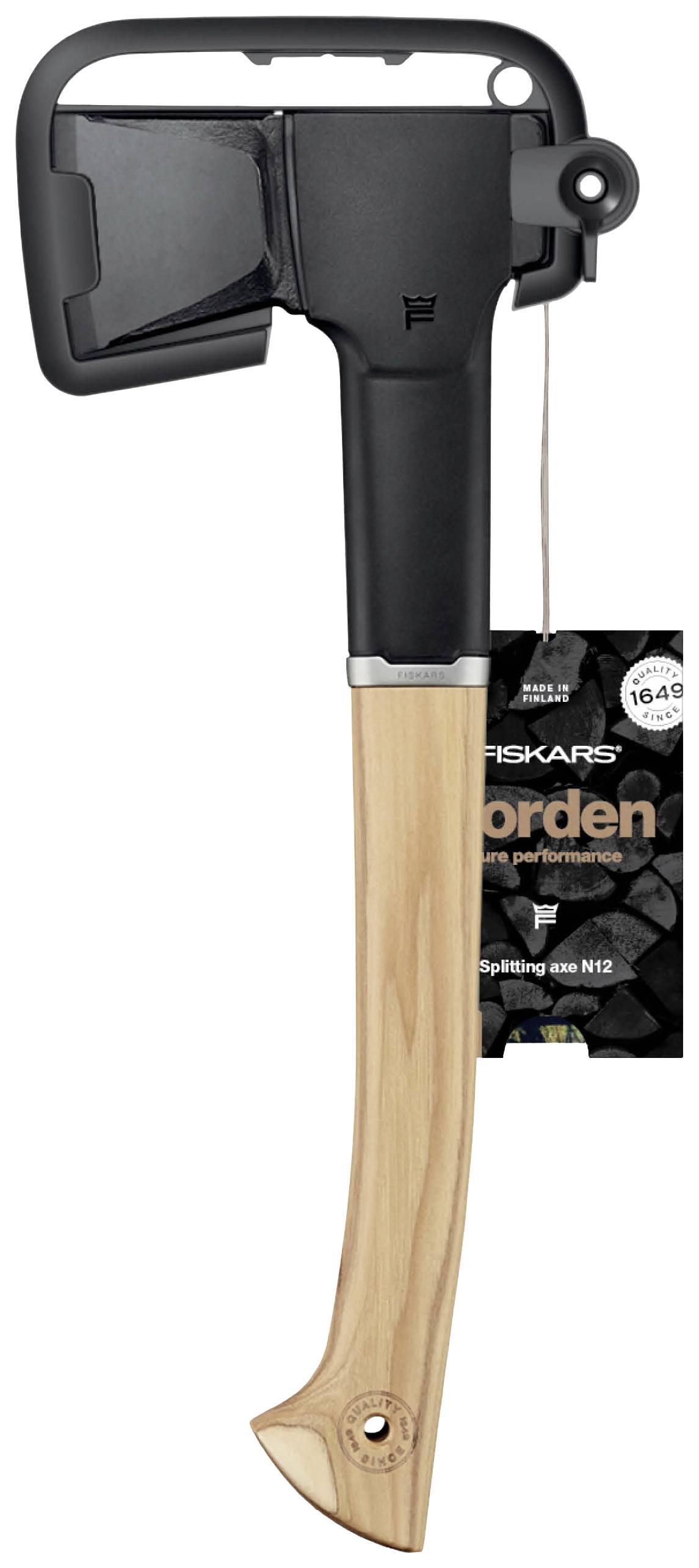 Axt mit schwarzem Kopf und hellem Holzstiel, teilweise in schwarzem Schutzüberzug. Etikett zum Produkt 'Fiskars Norden Spaltaxt N12' angehängt.