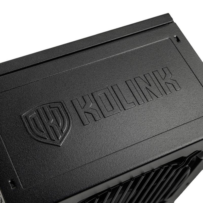 Schwarzes PC-Netzteil mit dem Aufdruck 'KOLINK' auf der Oberseite, zeigt ein geprägtes Logo und Lüftungsschlitze an der Seite.