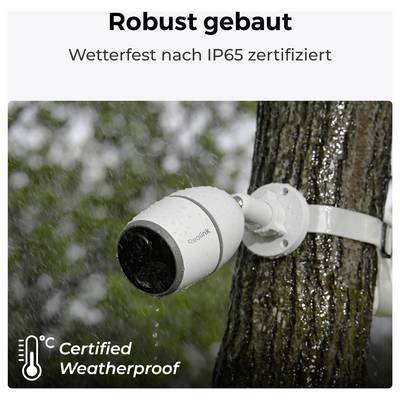Sicherheitskamera, die an einem Baum im Regen montiert ist, mit den Aufschriften 'robust gebaut' und 'wetterfest nach IP65 zertifiziert', was auf eine Wetterfestigkeitszertifizierung hinweist.