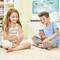 Zwei Kinder sitzen auf einem Teppich und schauen auf ihre Smartphones. Im Hintergrund sind ein Regal mit Spielzeug und eine Weltkarte.