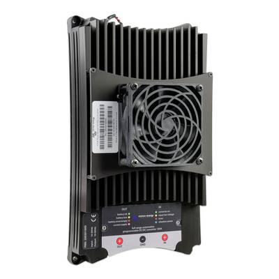 Ein schwarzer DC-DC-Wandler mit Kühlrippen und Lüfter, geeignet zur Spannungsregulierung und Stromumwandlung in elektronischen Systemen.