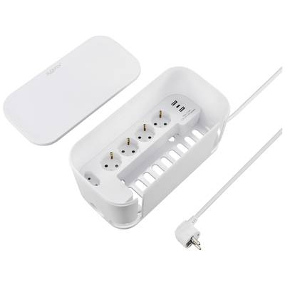 Ein weißes Kabelmanagement-Gehäuse mit abnehmbarem Deckel zeigt innen Steckdosenleisten und USB-Anschlüsse. Ein Kabel mit Stecker ist angeschlossen.