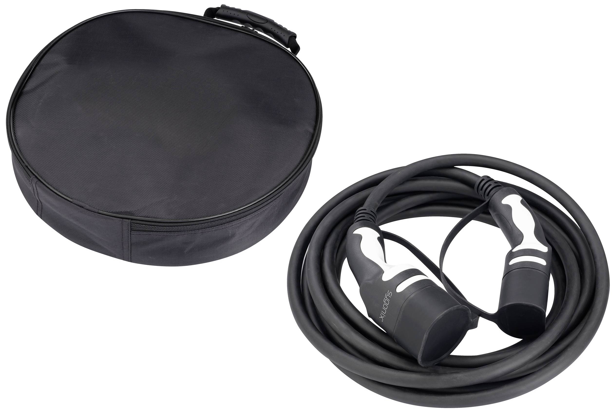 Ein schwarzes Ladekabel für Elektroautos liegt neben einer runden, schwarzen Tragetasche.