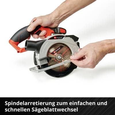 Eine Hand stellt die Spindelarretierung einer Kreissäge ein, um das Sägeblatt einfach und schnell zu wechseln.