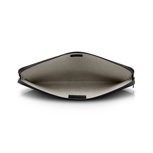 Lederne Clutch-Tasche, geöffnet, schwarze Außenseite, beige Innenseite.