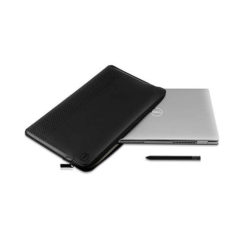 Ein silberner Laptop neben einer schwarzen Laptophülle und einem Stylus-Stift auf einer weißen Oberfläche.