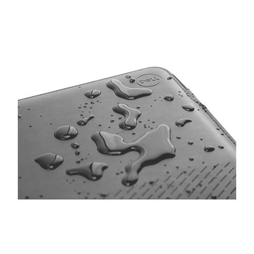 Ein Laptop mit Wassertropfen auf der Oberfläche zeigt, dass er wasserabweisend ist.