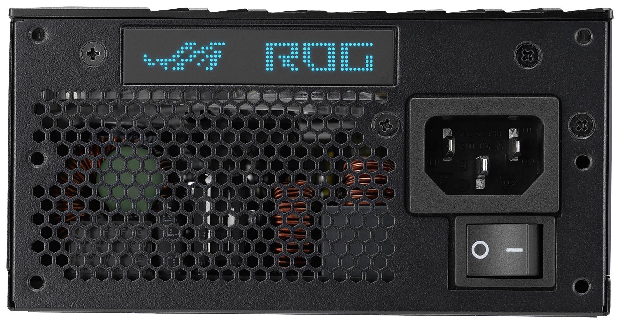 'Rückseite eines PC-Netzteils mit Lüftungsgitter, Stromanschluss und Netzschalter. Anzeige mit Logo und Schriftzug ROG.'