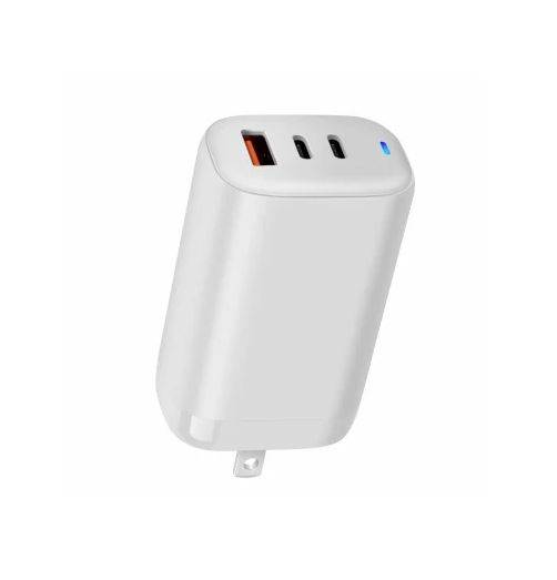 Weißes Ladegerät mit zwei USB-C- und einem USB-A-Anschluss, LED-Leuchte oben, geeignet für schnelles Aufladen mehrerer Geräte.