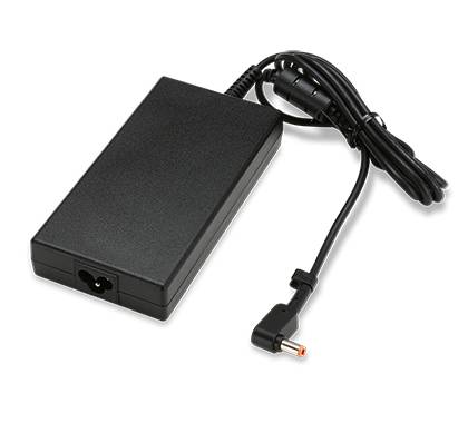 Ein schwarzes Laptop-Netzteil mit einem abgerundeten Stecker und einem langen Kabel.