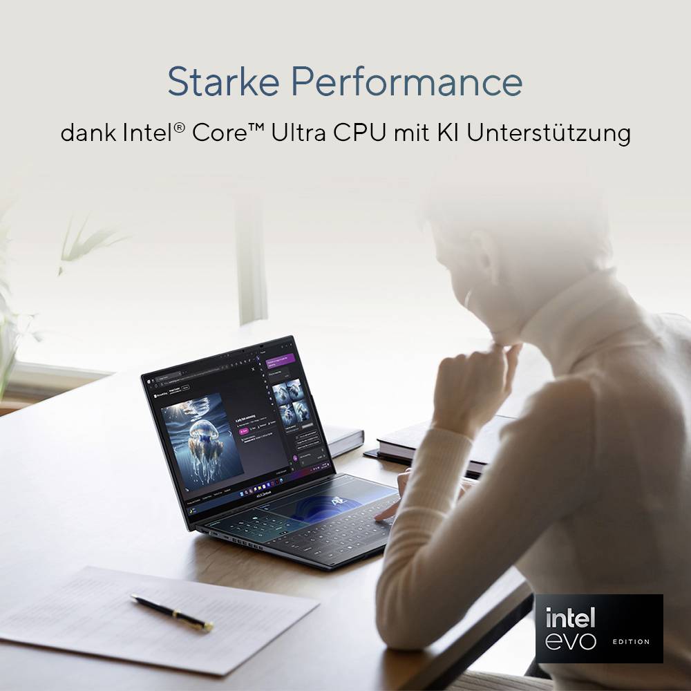Eine Person arbeitet an einem Laptop auf einem Tisch, mit dem Text 'Starke Performance dank Intel® Core™ Ultra CPU mit KI Unterstützung'.