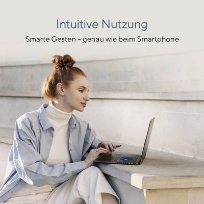 Person sitzt auf Treppe und benutzt Laptop. Darüber Text: 'Intuitive Nutzung - Smarte Gesten - genau wie beim Smartphone'.