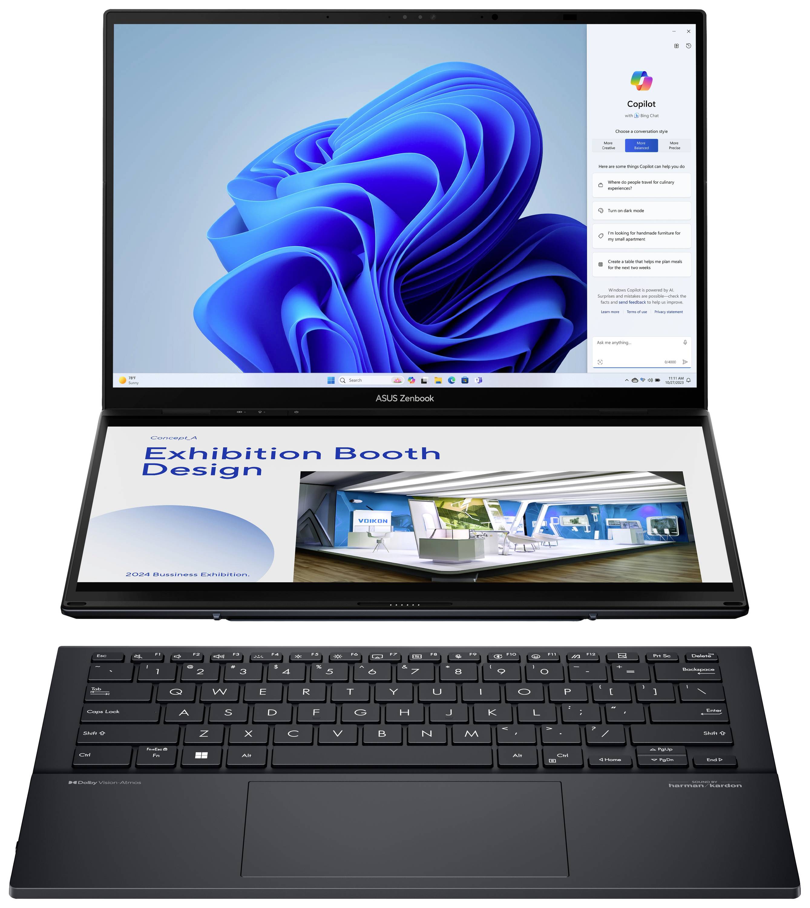 Ein Laptop mit zwei Bildschirmen zeigt oben eine 3D-Windows-Blumengrafik, unten eine Präsentation über 'Exhibition Booth Design'.