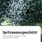 'Spritzwassergeschützt' Text auf einer Karte, mit Regentropfen und einem Blatt im Hintergrund. Hinweis auf die Verwendung im Garten.