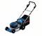 Ein blauer und schwarzer Rasenmäher mit Akku, klappbarem Griff und Fangkorb hinten, geeignet für den privaten Gebrauch im Garten.