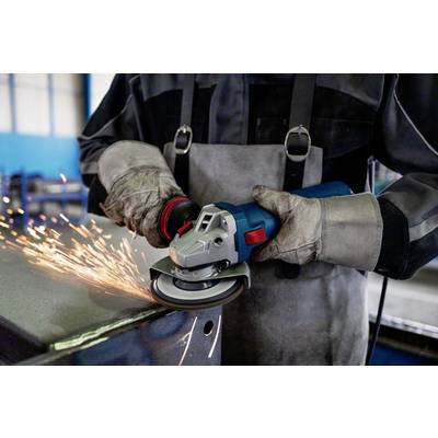 Ein Arbeiter schleift Metall mit einem Winkelschleifer. Funken sprühen vom Werkstück. Der Arbeiter trägt Schutzkleidung und Handschuhe.