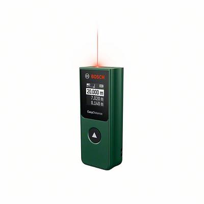 Ein digitales Laser-Entfernungsmessgerät mit grünem Gehäuse zeigt '20,000 m' auf dem Display an. Oben leuchtet ein roter Laserstrahl.