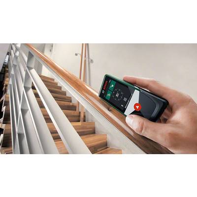 'Hand hält ein digitales Messgerät, das einen Winkel von 32,1 Grad misst, nahe einer Holztreppe in einem modernen Gebäude.'