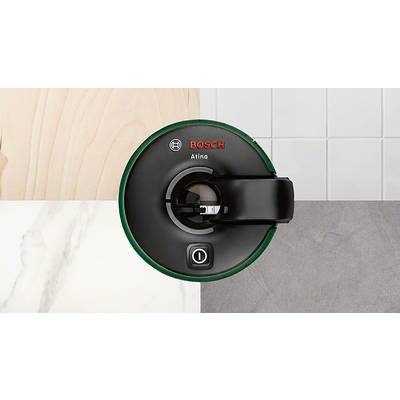 Bosch Atino Laser-Distanzmesser auf verschiedenen Oberflächen, zeigt Vielseitigkeit für Messaufgaben.