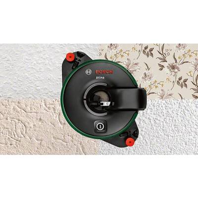 Ein Bosch Atino Gerät ist an einer Wand positioniert, umgeben von verschiedenen Wandtexturen. Es wird zur exakten Platzierung eingesetzt.
