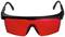 Eine Sonnenbrille mit schwarzen Rahmen und rot getönten Gläsern, die ein modernes und sportliches Design aufweist.