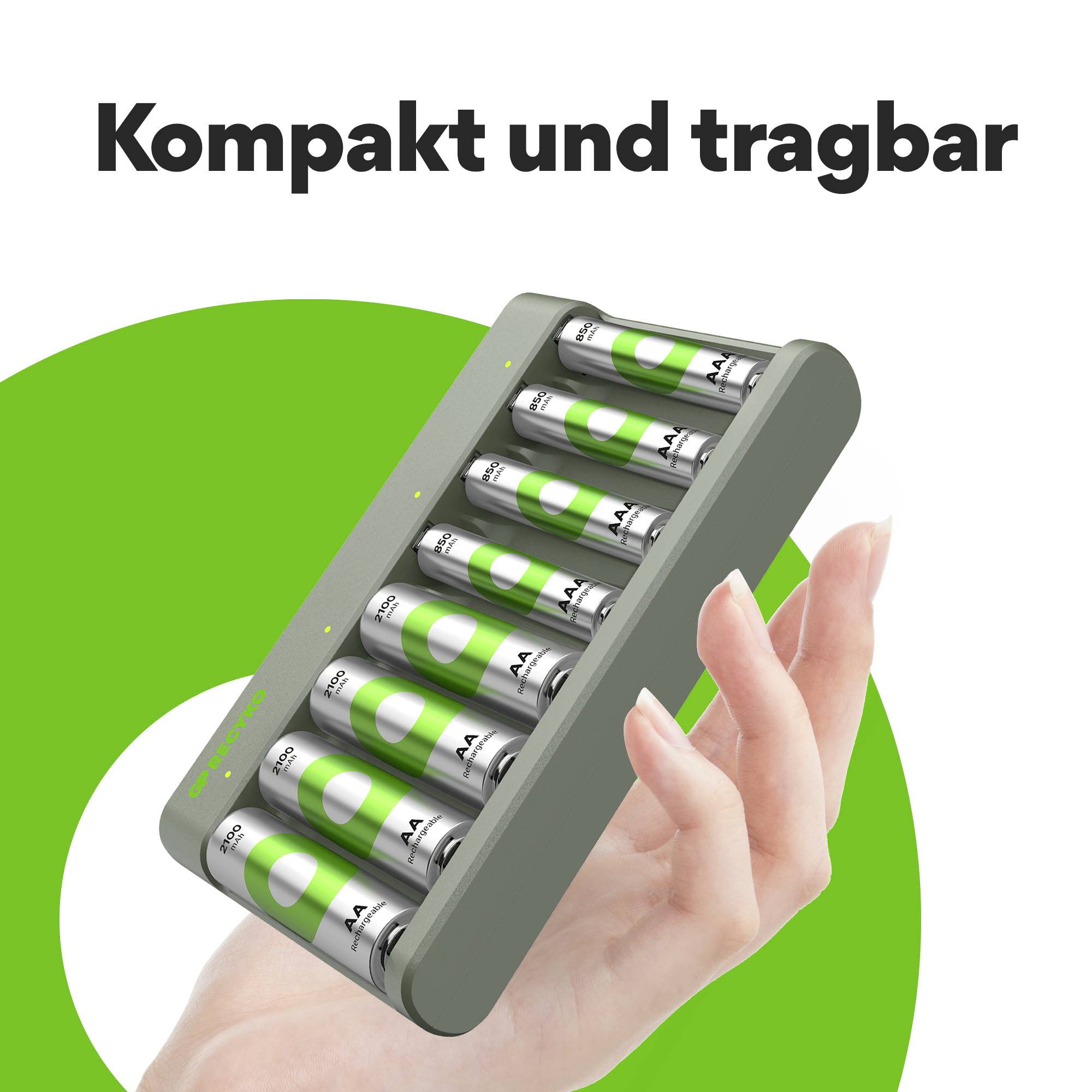 Hand hält einen kompakten, tragbaren Batterielader mit acht AA-Batterien. Text oben: 'Kompakt und tragbar'. Grüner Hintergrund.