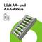 Ein Batterie-Ladegerät, das AA- und AAA-Akkus auflädt, vor einem grünen Hintergrund. Text: 'Lädt AA- und AAA-Akkus'.