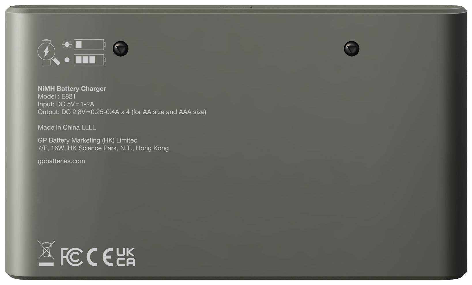 'Rückseite eines NiMH-Batterieladegeräts mit technischen Spezifikationen: Modell E801, Input DC 5V-1.2A, Output DC 2.8V, Made in China.'