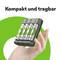 Hand hält ein kompaktes, tragbares Ladegerät mit vier AA-Batterien. Text: 'Kompakt und tragbar'.