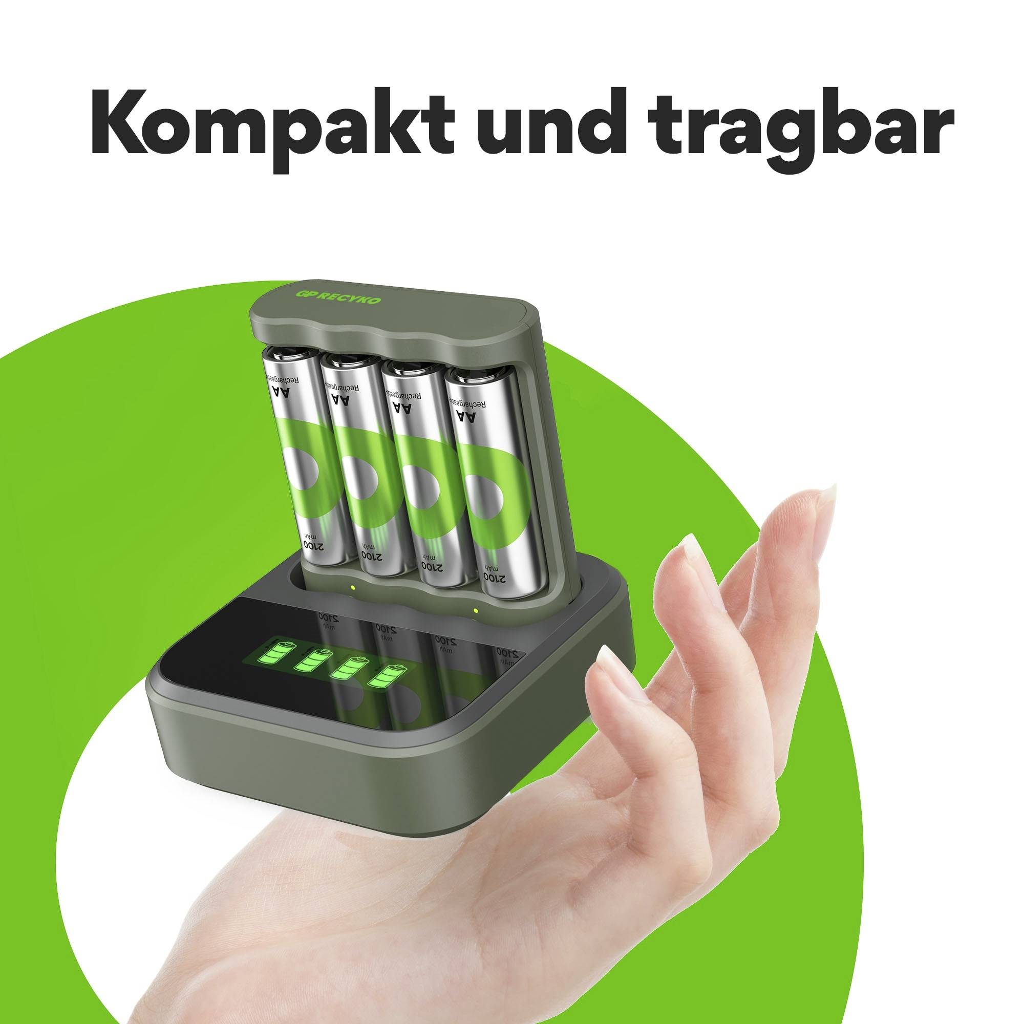 Hand hält ein graues Ladegerät mit vier Akkus vor grün-weißem Hintergrund. Text oben: 'Kompakt und tragbar'.