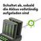 Die Batterie-Ladestation zeigt vier vollgeladene AA-Akkus an. Text: 'Schaltet ab, sobald die Akkus vollständig aufgeladen sind.'