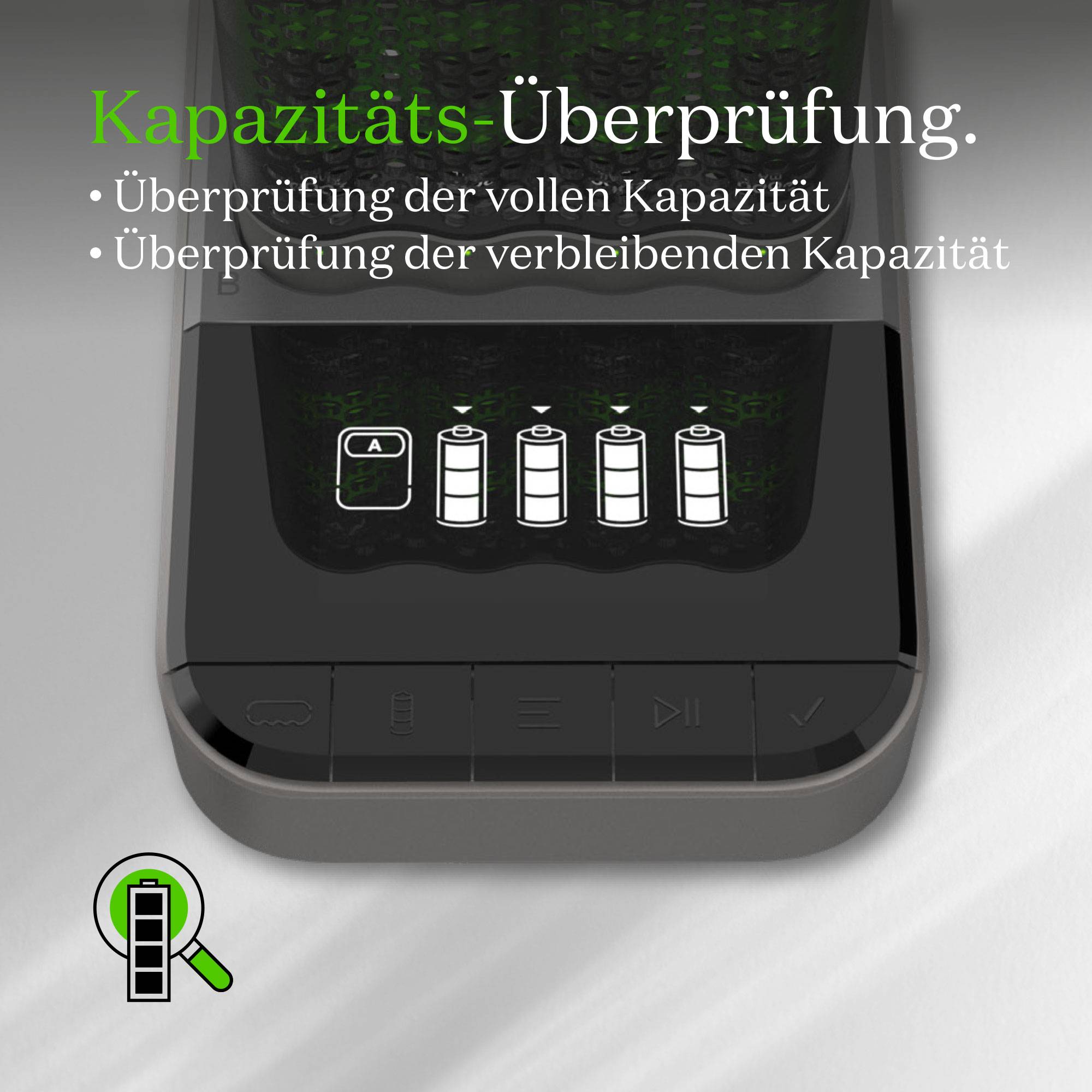 Eine Batterieanzeige auf einem Gerät zeigt volle Kapazität mit vier leuchtenden Symbolen an. Text informiert über Kapazitätsüberprüfung.