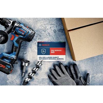 'Akkubohrmaschine, Bohrer, Handschuhe und Bosch-Werbebroschüre auf Betonoberfläche. Broschüre mit Hinweis auf 5 Jahre Rabatt auf Original-Service.'