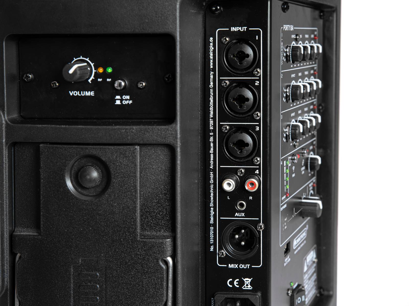 Rückseite eines Lautsprechers mit mehreren Eingangsanschlüssen und Volume-Regler. Enthält XLR-, Klinken- und Cinch-Buchsen.