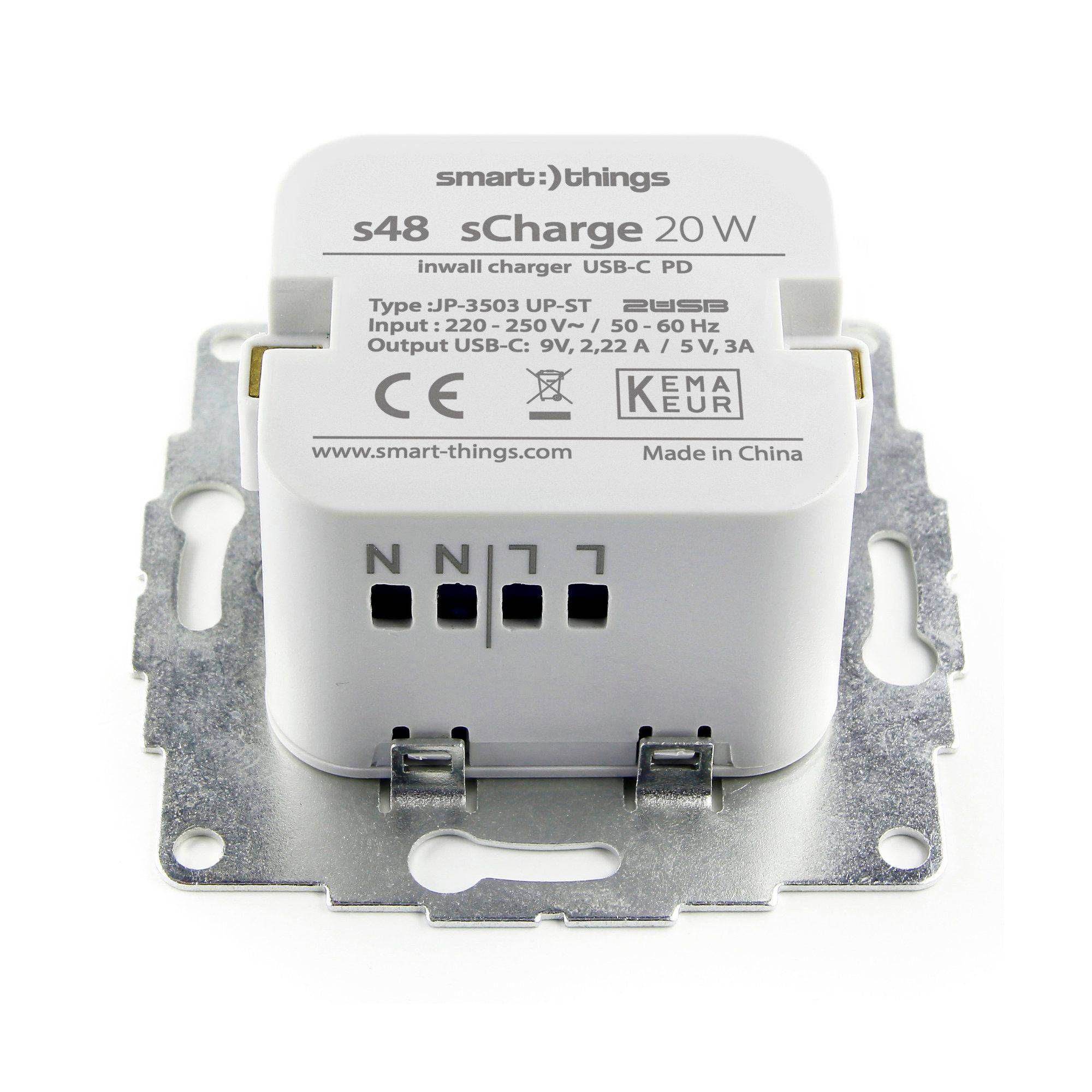 'Smart-Things sCharge' Einbau-USB-C-Ladegerät mit 20 W Leistung. Modell JP-3503. Weiße, rechteckige Einheit auf einer Metallhalterung.
