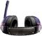 Lila Gaming-Headset mit Mikrofon, schwarz gepolstert, auf der Oberseite mit einem stilisierten Wirbel-Design verziert.